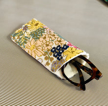 Load image into Gallery viewer, English Garden Padded Glasses Case – Linen Cotton Quilted Sleeve for Sunglasses & Reading Glasses | Stylish Protective Cover